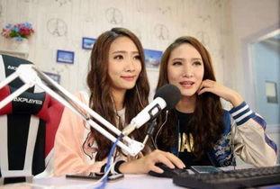 双胞胎网红吃瓜